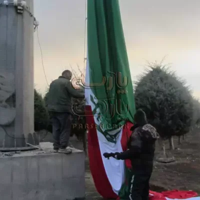 نصب پرچم روی دکل پرچم